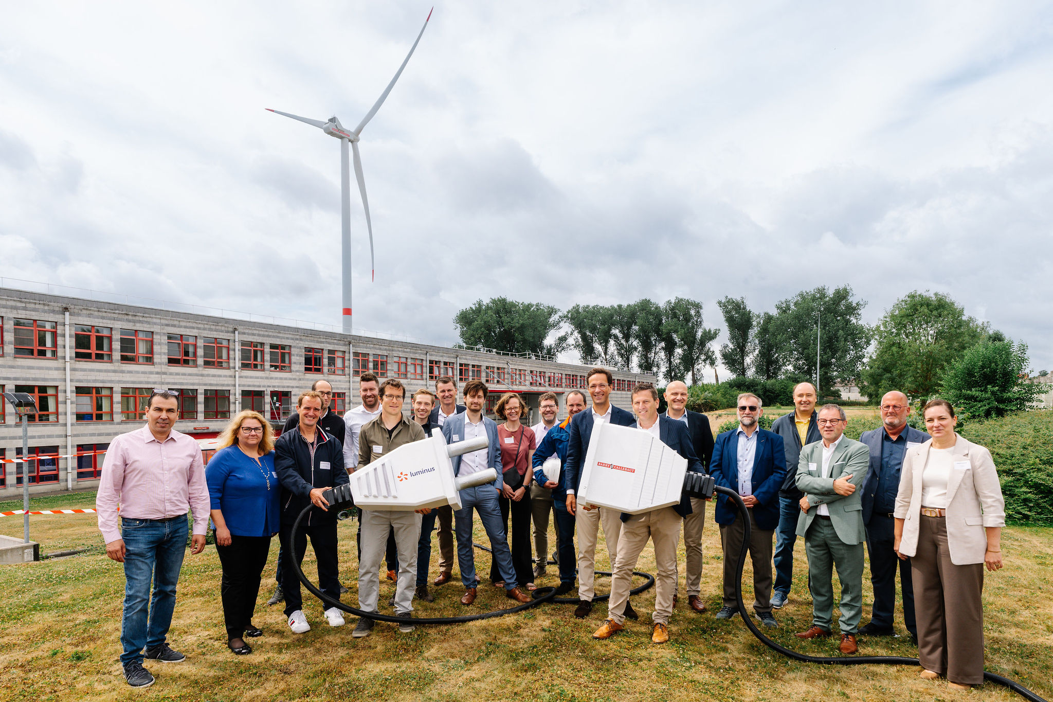 Belgian food companies are actively driving the green transition. Barry Callebaut proves it with a new wind turbine at its production site in Halle, just south of Brussels. Developed in collaboration with Luminus, a Belgian energy provider focused on renewables, the turbine will power the production process and cut the chocolate company’s annual CO₂ emissions by 1,200 tons.