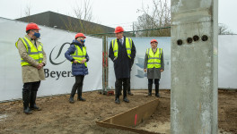 The symbolic first stone was laid in the presence of Flemish Minister-President Jan Jambon and Flemish Minister of Economy Hilde Crevits